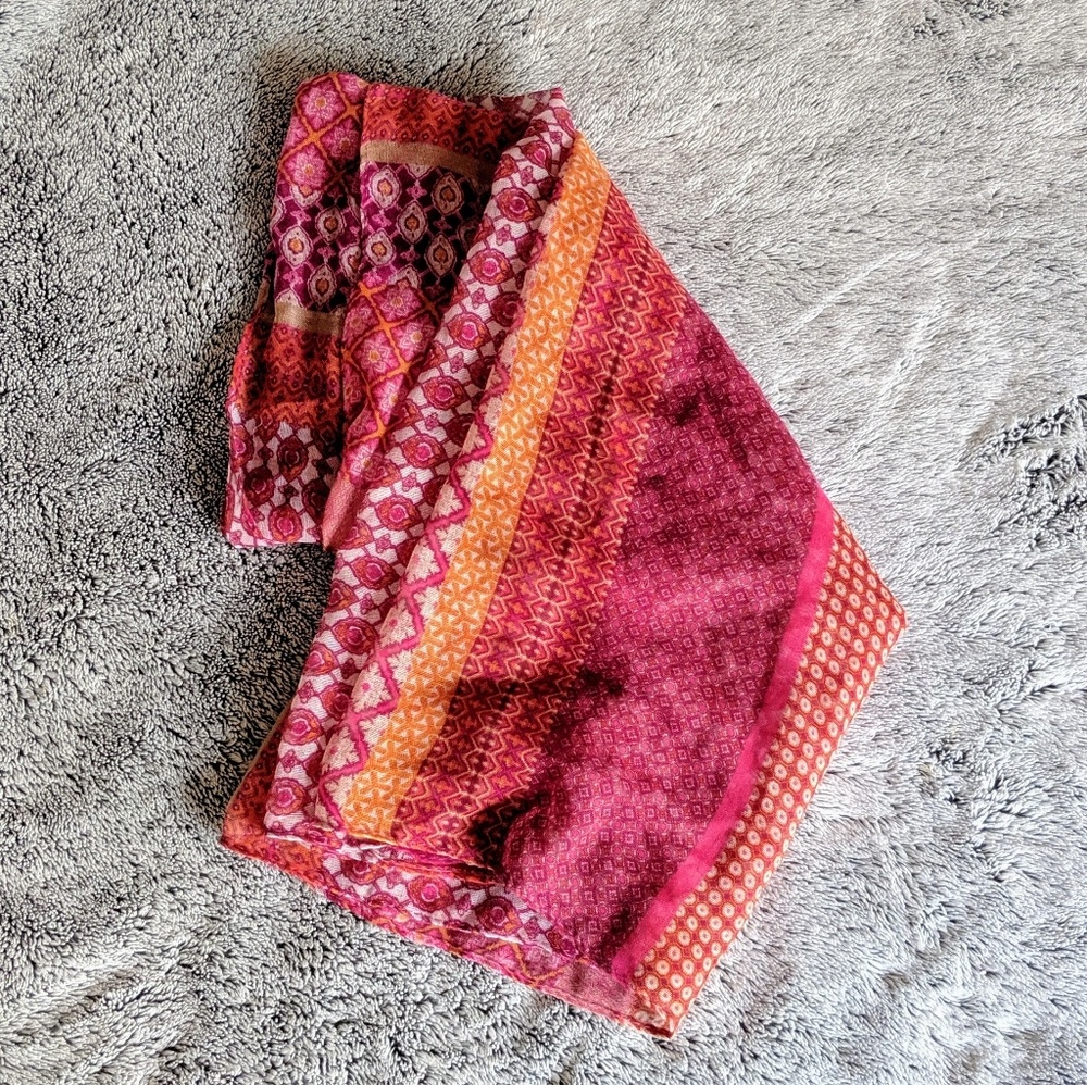 *NWOT* Patterned Infinity Scarf - Picture 4 of 4